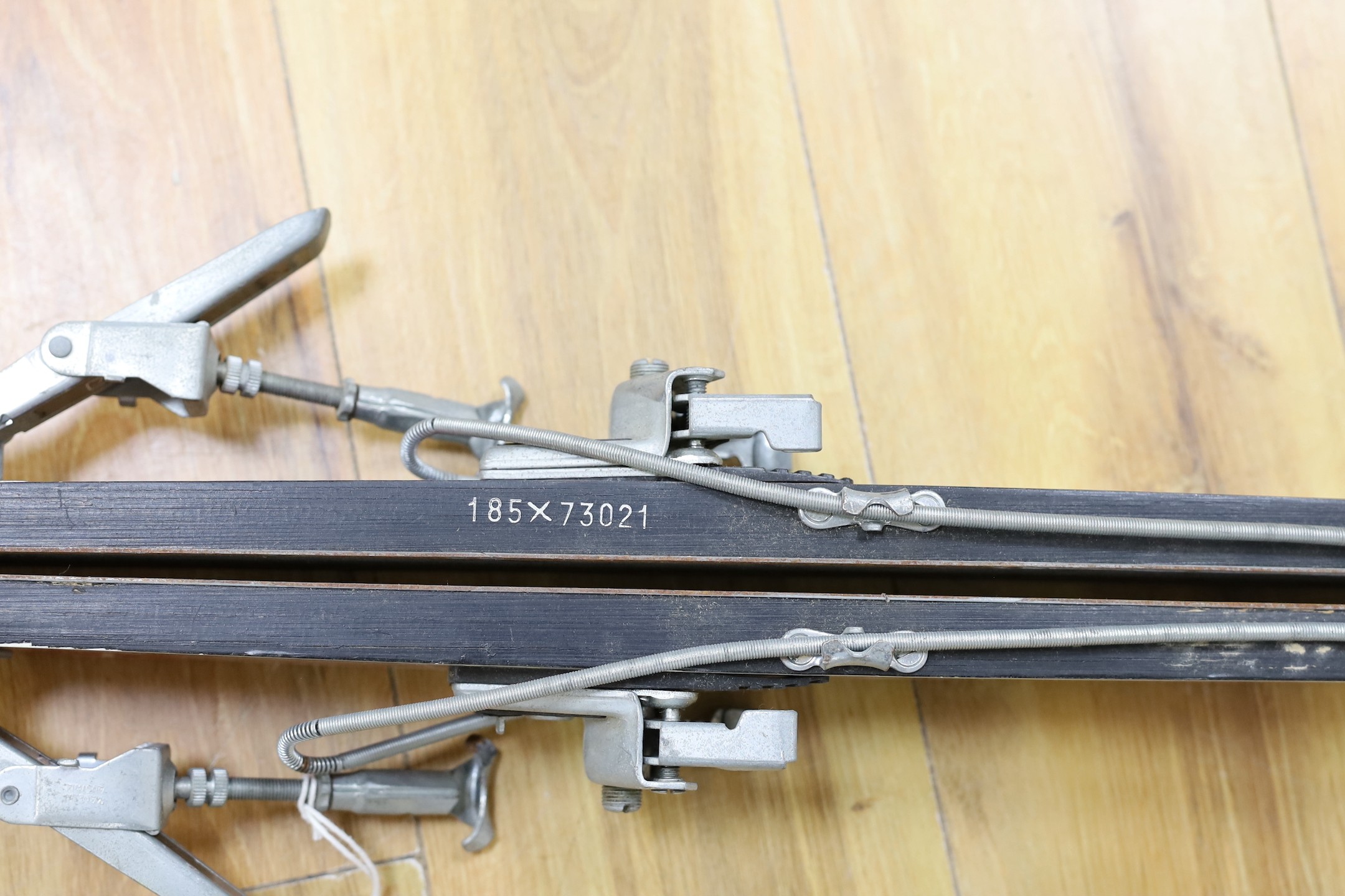 A pair of Kastle snow skis